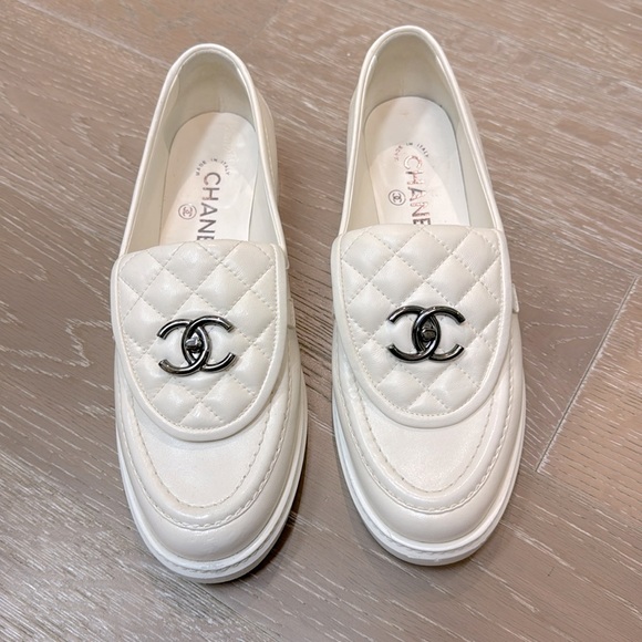Chanel lambskin quilted turnlock loafers 38.5 white - Picture 1 of 6